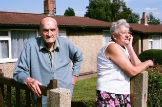 Jean and her husband Ronald in front of their prefab, Chesterfield, August 2005 Jean and her husband Ronald in front of their prefab, Chesterfield, August 2005 | Elisabeth Blanchet