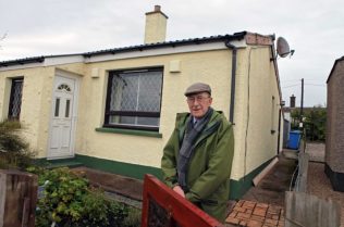 Callum Macleod in front of his prefab, Plasterfield, Stornoway, Lewis, Scotland, October 2012 | Elisabeth Blanchet