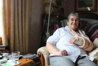 Keena in her Swedish House's living room, Leverburgh, Harris, Scotland, May 2014 | Elisabeth Blanchet