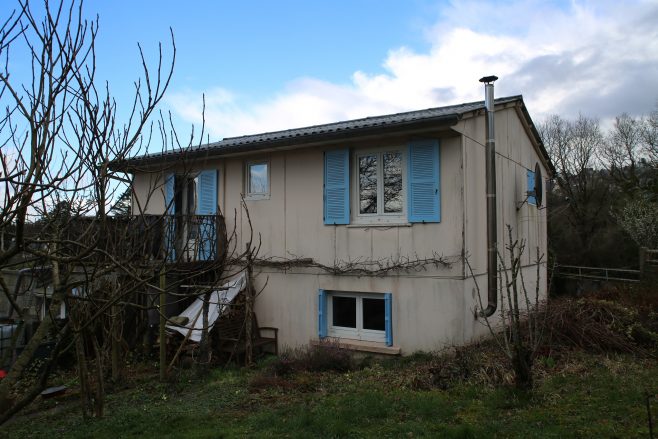 Liz and Malcolm Glover portraits in their UK100 prefab in Carhaix, Finistère, Brittany. Photos of exteriors and interiors of their prefab | Elisabeth Blanchet