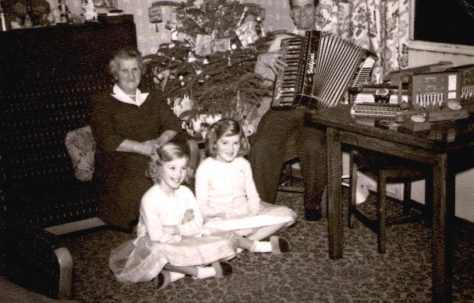 Mum, Dad, Brenda, Jeannette and Nanny Noakes. Hollyhedge Bungalows, Blackheath SE3