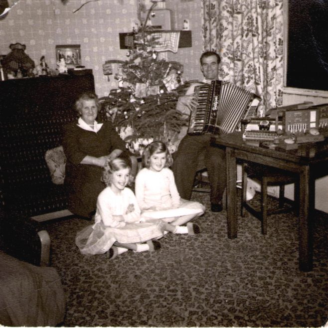 Mum, Dad, Brenda, Jeannette and Nanny Noakes. Hollyhedge Bungalows, Blackheath SE3