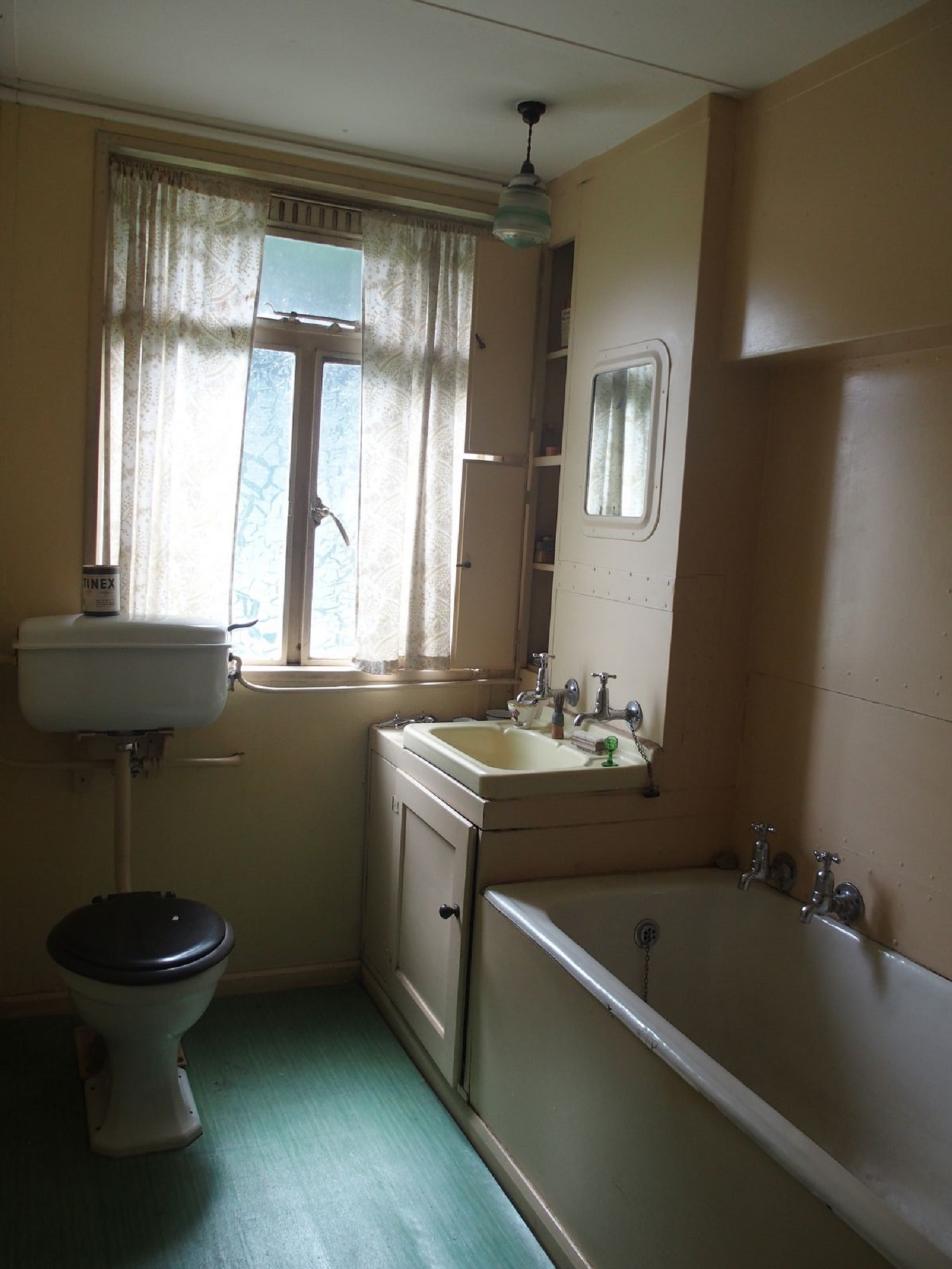 Bathroom, AIROH prefab, St Fagan's Museum